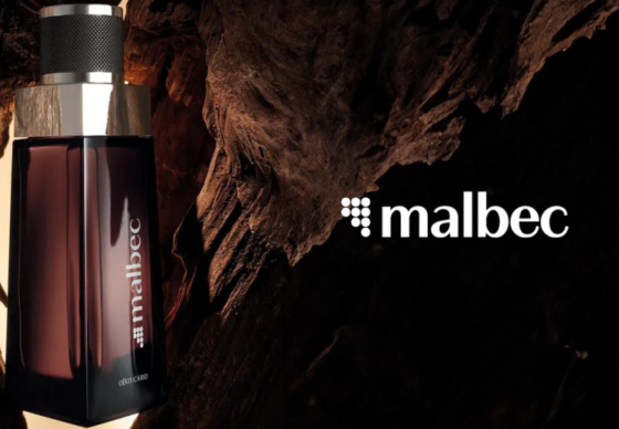 Frasco de perfume Malbec posicionado dentro do tronco de uma árvore.