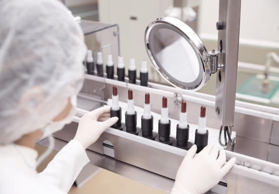 imagem de pesquisadora em laboratório analisando vários batons.
