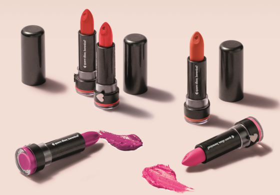 Batons de diversas cores de Quem Disse Berenice? dispostos em fundo com tonalidade rosa.