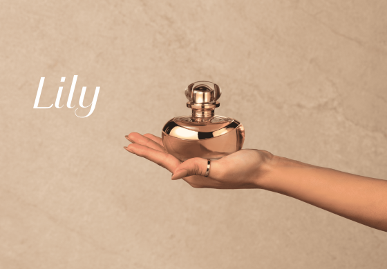 Mão feminina segurando perfume dourado Lily em fundo bege texturizado.