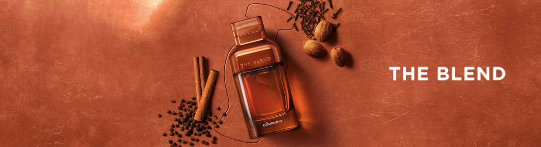 Frasco de perfume The Blend cercado por especiarias em fundo de cobre envelhecido.