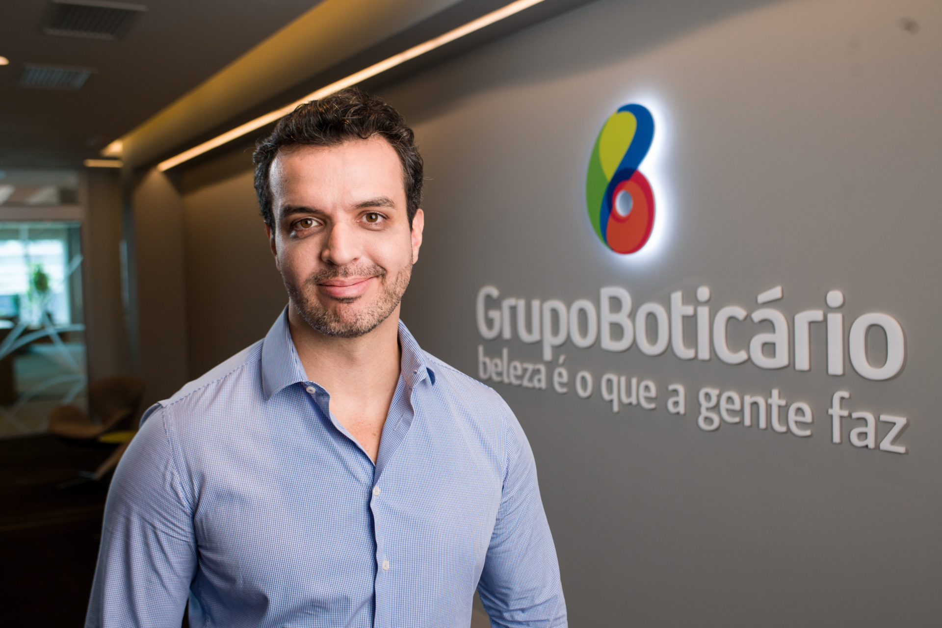 http://Na%20imagem,%20Eduardo%20Fonseca%20sorrindo.%20Homem,%20branco,%20com%20cabelos%20e%20pelos%20de%20barba%20castanhos%20escuros,%20ele%20veste%20uma%20camisa%20azul