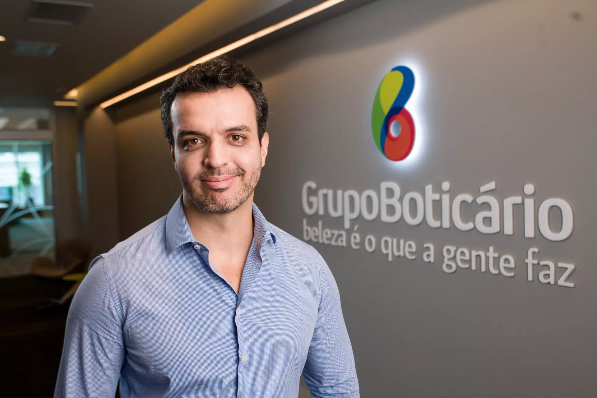 http://Na%20imagem,%20Eduardo%20Fonseca%20sorrindo.%20Homem,%20branco,%20com%20cabelos%20e%20pelos%20de%20barba%20castanhos%20escuros,%20ele%20veste%20uma%20camisa%20azul