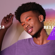 garoto negro sorrindo com maquiagem e camisa roxa, novo posicionamento beleza na web