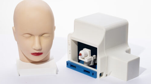 Imagem batom inteligente com uma boneca e dispositivo tecnológico de inteligência artificial