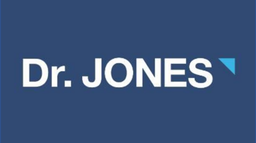 Nova aquisição do Grupo Boticário, marca masculina Dr Jones, na imagem Logo Dr Jones - com fundo azul escuro e lettering branco