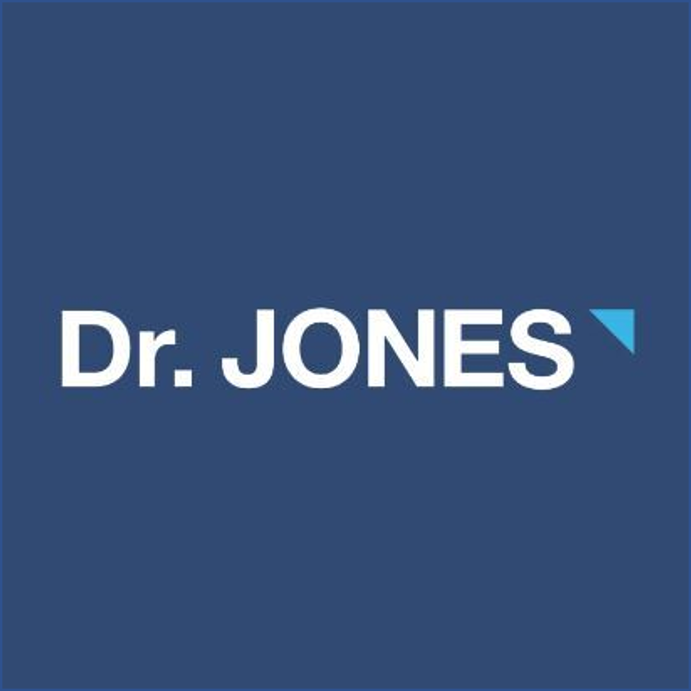 Nova aquisição do Grupo Boticário, marca masculina Dr Jones, na imagem Logo Dr Jones - com fundo azul escuro e lettering branco