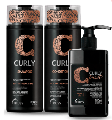 Produtos Curly: são três embalagens pretas de shampoo, condicionador e creme de pentear