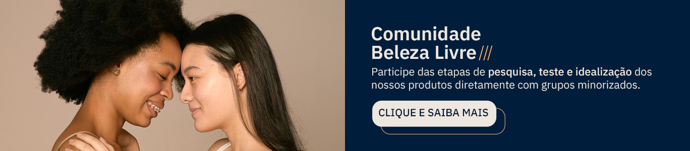 Banner dividido verticalmente. Do lado esquerdo, em fundo de tons terrosos, vemos a imagem de duas mulheres, de frente, encostando suas testas uma na outra enquanto expressam um leve sorriso. A mulher da esquerda é negra, tem cabelos crespos e pretos e usa aparelho dental e brincos dourados redondos nas orelhas. A mulher da direita tem a pele branca, olhos castanho-escuros e cabelos longos, lisos e pretos. Do lado direito da imagem, em fundo azul-escuro, letras brancas e detalhes em amarelo, lemos: