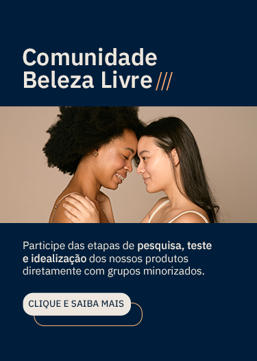 Banner estático dividido verticalmente. Do lado esquerdo, temos a imagem de duas mulheres, uma ao lado da outra, posando para a foto e olhando para a câmera. Uma delas é branca, tem olhos castanho-claros, cabelos grisalhos cacheados e veste uma regata off-white. A outra mulher é negra, tem olhos castanho-escuros, cabelos pretos e crespos divididos ao meio e veste uma regata marrom. Do lado direito do banner, em fundo azul-escuro, temos o texto em letras brancas e detalhes em amarelo: “Comunidade Beleza Livre - O projeto que incentiva a participação de grupos minorizados no processo de desenvolvimento dos nossos produtos.” Abaixo, uma caixinha com cor destaque off-white e letras azul-escuras, lemos: “Clique e saiba mais”.