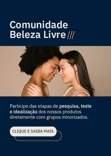 Banner estático dividido verticalmente. Do lado esquerdo, temos a imagem de duas mulheres, uma ao lado da outra, posando para a foto e olhando para a câmera. Uma delas é branca, tem olhos castanho-claros, cabelos grisalhos cacheados e veste uma regata off-white. A outra mulher é negra, tem olhos castanho-escuros, cabelos pretos e crespos divididos ao meio e veste uma regata marrom. Do lado direito do banner, em fundo azul-escuro, temos o texto em letras brancas e detalhes em amarelo: 'Comunidade Beleza Livre - O projeto que incentiva a participação de grupos minorizados no processo de desenvolvimento dos nossos produtos.' Abaixo, uma caixinha com cor destaque off-white e letras azul-escuras, lemos: 'Clique e saiba mais'.