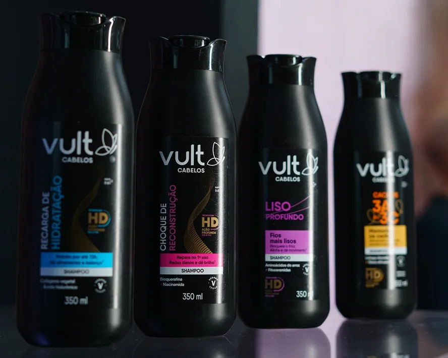 Embalagens da nova linha de tratamento capilar de Vult
