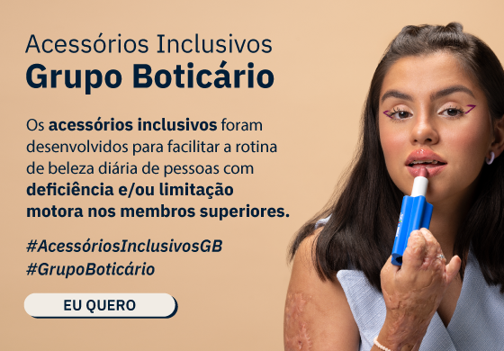 Card com fundo marrom-claro. À esquerda, texto em letras azul-marinho: “Acessórios Inclusivos Grupo Boticário. Os acessórios inclusivos foram desenvolvidos para facilitar a rotina de beleza diária de pessoas com deficiência e/ou limitação motora nos membros superiores. #AcessóriosInclusivosGB #GrupoBoticário”. Abaixo, um botão branco, com sombra azul-marinho e o texto na cor azul-marinho: “Eu quero”. No canto direito, uma mulher branca, de cabelos na altura do ombro, pretos e lisos. Ela usa uma blusa azul-clara sem mangas, brinco de argola lilás e pulseira de contas brancas e está passando batom com o auxílio do Engrossador Multiuso.