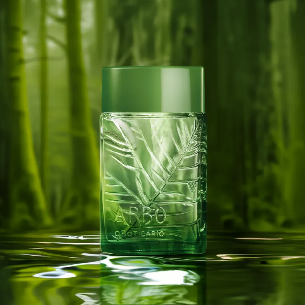 Imagem da embalagem sustentável da nova fragrância Arbo Puro de O Boticário. O frasco está posicionado sobre um espelho d'água. Ao fundo, uma floresta de bambus.