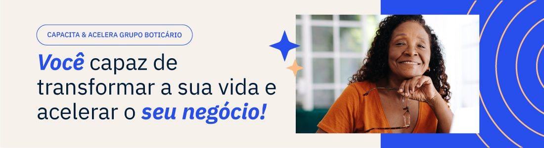 A imagem é um banner horizontal. No lado esquerdo, o fundo é branco com texto em azul escuro que diz: "Você capaz de transformar a sua vida e acelerar o seu negócio!", destacando uma mensagem de capacitação e crescimento pessoal e profissional. Acima deste texto, em uma pequena caixa de diálogo azul, lê-se "CAPACITA & ACELERA GRUPO BOTICÁRIO" em letras brancas. No canto superior direito, há um conjunto de linhas azuis circulares entrelaçadas. Ao lado direito, está a fotografia de uma mulher negra com cabelos encaracolados, sorrindo e segurando os óculos com a mão direita. Ela veste uma blusa laranja e transmite uma expressão de alegria e satisfação.