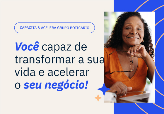 A imagem é um material do programa "CAPACITA & ACELERA GRUPO BOTICÁRIO". O fundo é branco com uma faixa azul na parte superior e traços gráficos azul-marinho e laranja que se entrelaçam no lado direito. O texto na parte superior da imagem, dentro de uma caixa azul com bordas arredondadas, diz "CAPACITA & ACELERA GRUPO BOTICÁRIO" em letras brancas. Abaixo, em letras grandes e azuis escuras, lê-se "Você capaz de transformar a sua vida e acelerar o seu negócio!". No canto inferior direito, há uma estrela laranja gráfica. Ao lado do texto, há uma foto de uma mulher negra, com cabelos encaracolados. Ela está apoiando o queixo na mão e parece estar em um ambiente de escritório, sugerindo uma postura profissional e confiante. Ela veste uma blusa laranja e colares, e olha diretamente para a câmera, transmitindo otimismo e alegria.