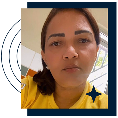 http://Na%20imagem,%20temos%20uma%20mulher%20de%20cabelos%20castanhos,%20que%20estão%20recolhidos%20para%20trás.%20Seu%20rosto%20tem%20uma%20expressão%20neutra%20e%20diretamente%20voltada%20para%20a%20câmera,%20com%20sobrancelhas%20escuras%20e%20bem%20definidas%20e%20lábios%20fechados.%20Ela%20está%20usando%20uma%20camiseta%20amarela%20casual.%20O%20fundo%20é%20indistinto,%20mas%20parece%20ser%20um%20ambiente%20interior%20com%20paredes%20claras.