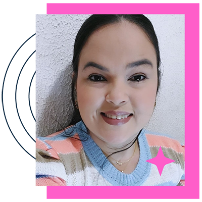 http://A%20imagem%20mostra%20uma%20selfie%20de%20uma%20mulher%20branca%20sorridente.%20Ela%20possui%20cabelos%20escuros%20e%20presos%20para%20trás.%20Seus%20olhos%20são%20pretos%20e%20o%20seu%20rosto%20está%20realçado%20por%20uma%20maquiagem%20leve.%20Ela%20está%20vestida%20com%20uma%20blusa%20de%20malha%20multicolorida%20com%20listras%20horizontais%20em%20tons%20rosa,%20azul,%20branco%20e%20marrom%20pastéis.%20Um%20colar%20fino%20de%20ouro%20adorna%20seu%20pescoço.%20Ao%20fundo%20temos%20uma%20parede%20branca%20texturizada.