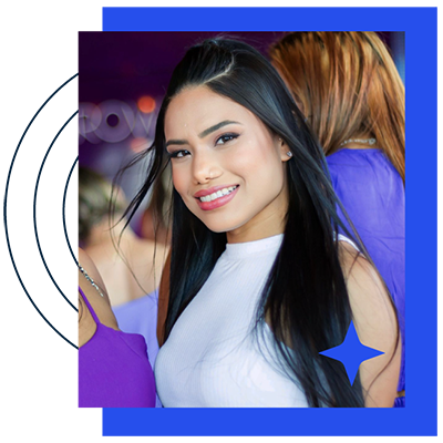 http://A%20imagem%20mostra%20uma%20mulher%20sorrindo%20para%20a%20câmera.%20Ela%20tem%20cabelos%20longos,%20escuros%20e%20lisos.%20Seus%20olhos%20são%20castanhos%20e%20ela%20usa%20uma%20maquiagem%20sutil.%20Ela%20está%20vestida%20com%20uma%20blusa%20branca%20sem%20mangas.%20O%20fundo%20é%20borrado,%20sugerindo%20que%20ela%20pode%20estar%20em%20um%20evento%20social%20ou%20uma%20reunião%20com%20amigos,%20destacando-a%20como%20o%20foco%20principal%20da%20fotografia.