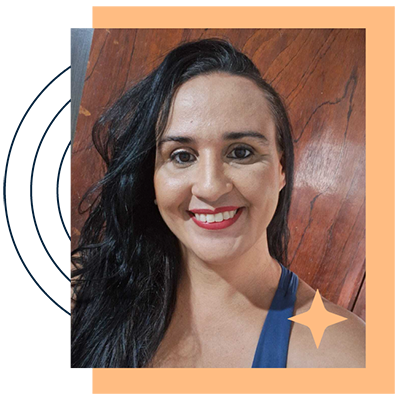 http://A%20imagem%20mostra%20uma%20mulher%20sorridente%20com%20cabelos%20escuros%20e%20longos.%20Ela%20tem%20pele%20branca%20e%20usa%20maquiagem,%20incluindo%20batom%20vermelho.%20A%20mulher%20está%20diante%20de%20um%20fundo%20que%20parece%20ser%20uma%20parede%20de%20madeira.%20Há%20um%20ícone%20de%20estrela%20brilhante%20à%20sua%20direita.