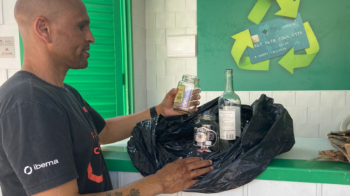 Imagem de um homem realizando o descarte consciente de recicláveis na Estação Preço de Fábrica, projeto de logística reversa.