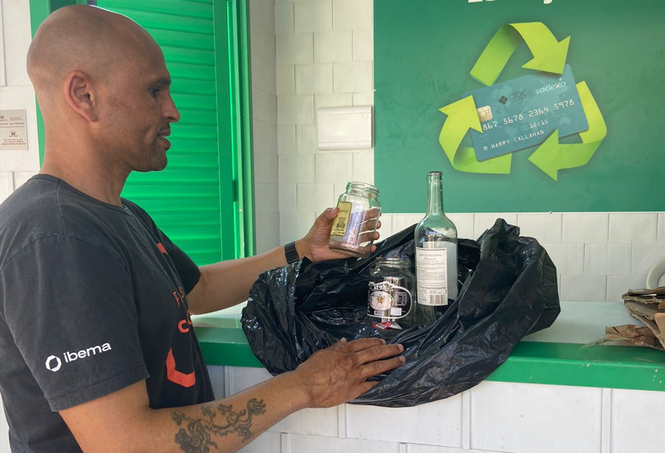Imagem de um homem realizando o descarte consciente de recicláveis na Estação Preço de Fábrica, projeto de logística reversa.