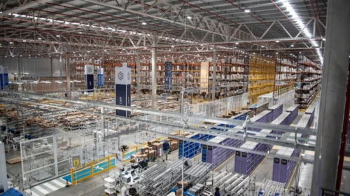Imagem interna do novo centro de distribuição do Grupo Boticário em Cajamar, SP.