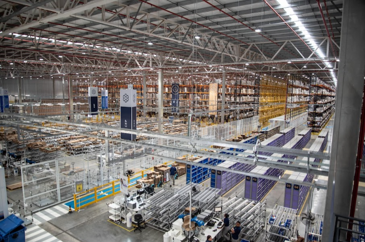 Foto interna do novo Centro de Distribuição do Grupo Boticário em Cajamar, em São Paulo.