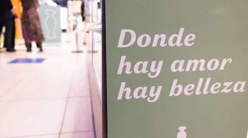 Imagem de parte do quiosque de O Boticário, em Tres Cruces, no Uruguai. Loja faz parte de estratégia de internacionalização do Grupo Boticário.