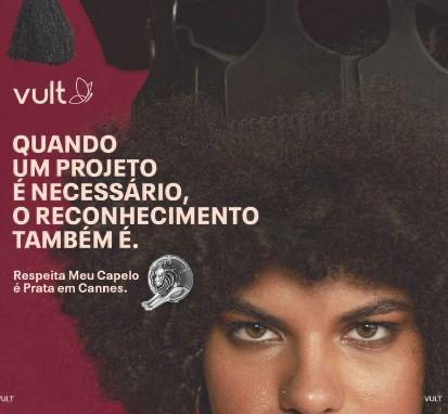 Imagem da campanha publicitária da marca Vult. A imagem mostra o rosto de uma mulher negra de cabelo crespo, estilo black power, usando um capelo de formatura. À esquerda da mulher, o fundo é bordô e o texto branco, que é precedido pelo logo da Vult. "Quando um projeto é necessário, o reconhecimento também é. Respeita Meu Capelo é Prata em Cannes".