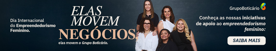 Na imagem do banner, em um fundo preto, iluminado no centro, temos cinco mulheres lado a lado, sorrindo e posando para a câmera. Da esquerda para a direita, a primeira mulher está em pé. Ela é branca de olhos castanho-escuros e cabelos lisos e castanhos, veste uma camiseta preta e usa um relógio preto no punho esquerdo. Na frente dela, temos a segunda mulher, que está sentada. Ela é uma mulher madura, branca, de olhos castanho-escuros e cabelos encaracolados pretos, na altura dos ombros. Ela veste uma camisa branca e uma calça preta, usa um colar de pérolas brancas, um relógio no punho esquerdo e óculos de grau de armação marrom. Em pé, ao lado da primeira mulher, temos a terceira. Ela é branca de olhos e cabelos castanho-escuros. Ela veste uma regata branca de um ombro só. Na frente dela, sentada, temos a quarta mulher. Ela é negra de olhos castanho-escuros e cabelos lisos e pretos. Ela veste uma blusa preta sobreposta por um cardigan preto e usa um colar dourado. Ao lado dela, temos a última. Ela é uma mulher branca de olhos castanho-escuros e cabelos loiros ondulados. Ela veste uma blusa preta sobreposta por um colete preto. À esquerda da imagem, em letras beges e na cor salmão, o texto: “Dia Internacional do Empreendedorismo Feminino. Elas movem negócios, elas movem o Grupo Boticário.”. À direita, em letras beges, os textos: “Conheça as nossas iniciativas de apoio ao empreendedorismo feminino:” e “Saiba mais”. Logo do Grupo Boticário no canto superior direito.