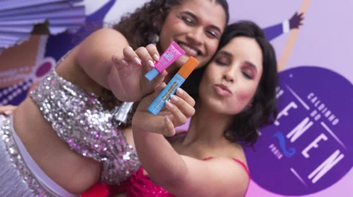 duas mulheres sorrindo para câmera durante o Carnaval, mostrando produtos da Vult.