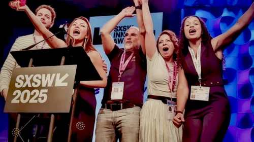 Pessoas do Grupo Boticário comemorando a premiação do batom inteligente no SXSW Innovation Awards 2025.