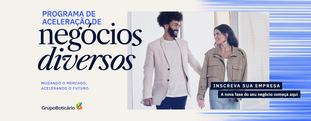 A imagem é um banner de divulgação para um programa chamado "Programa de Aceleração de Negócios Diversos" do Grupo Boticário. O banner tem um fundo que combina uma área bege clara à esquerda com listras horizontais em tons de azul, que variam de claro a escuro, à direita. Na parte bege, o texto "PROGRAMA DE ACELERAÇÃO DE" aparece em azul menor, seguido pelas palavras "negocios diversos" em azul maior e com uma tipografia mais expressiva. Abaixo, em letras azuis menores, lê-se "MUDANDO O MERCADO. ACELERANDO O FUTURO.". O logotipo do Grupo Boticário está no canto inferior esquerdo. À direita, sobre o fundo listrado azul, há uma fotografia de duas pessoas jovens sorrindo uma para a outra. Uma pessoa tem cabelo encaracolado escuro e veste um blazer claro e uma camiseta branca, enquanto a outra tem cabelo castanho comprido e usa uma jaqueta cor de canela e uma saia jeans azul clara. Sobre a imagem, um retângulo preto contém o texto branco "INSCREVA SUA EMPRESA" e, abaixo, "A nova fase do seu negócio começa aqui". A composição sugere uma iniciativa do Grupo Boticário para impulsionar negócios diversos e promover o crescimento.