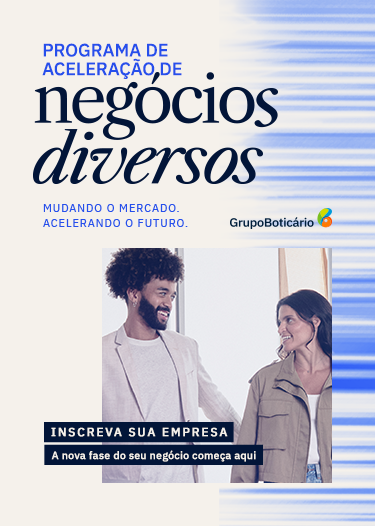 A imagem é um banner de divulgação para um programa chamado "Programa de Aceleração de Negócios Diversos" do Grupo Boticário. O banner tem um fundo que combina uma área bege clara à esquerda com listras horizontais em tons de azul, que variam de claro a escuro, à direita. Na parte bege, o texto "PROGRAMA DE ACELERAÇÃO DE" aparece em azul menor, seguido pelas palavras "negocios diversos" em azul maior e com uma tipografia mais expressiva. Abaixo, em letras azuis menores, lê-se "MUDANDO O MERCADO. ACELERANDO O FUTURO.". O logotipo do Grupo Boticário está no canto inferior esquerdo. À direita, sobre o fundo listrado azul, há uma fotografia de duas pessoas jovens sorrindo uma para a outra. Uma pessoa tem cabelo encaracolado escuro e veste um blazer claro e uma camiseta branca, enquanto a outra tem cabelo castanho comprido e usa uma jaqueta cor de canela e uma saia jeans azul clara. Sobre a imagem, um retângulo preto contém o texto branco "INSCREVA SUA EMPRESA" e, abaixo, "A nova fase do seu negócio começa aqui". A composição sugere uma iniciativa do Grupo Boticário para impulsionar negócios diversos e promover o crescimento.