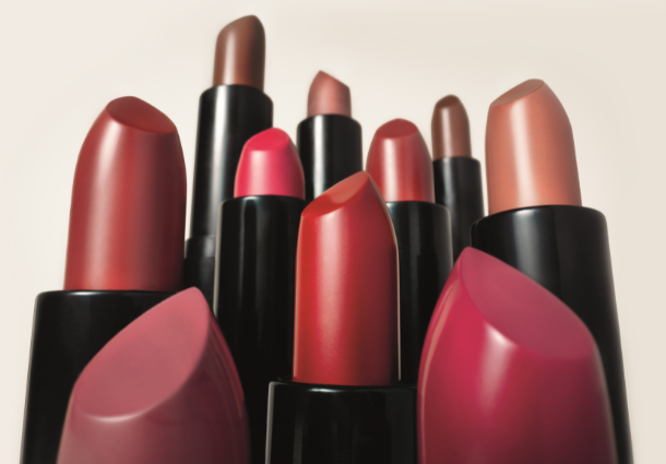 Múltiplos batons Vult em tons de vermelho, rosa e nude em close-up.