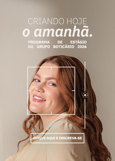 Jovem sorridente divulga o Programa de Estágio Grupo Boticário 2026.