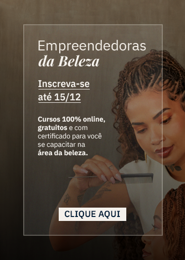 Mulher trançando cabelo de cliente com texto sobre cursos gratuitos online na área da beleza.