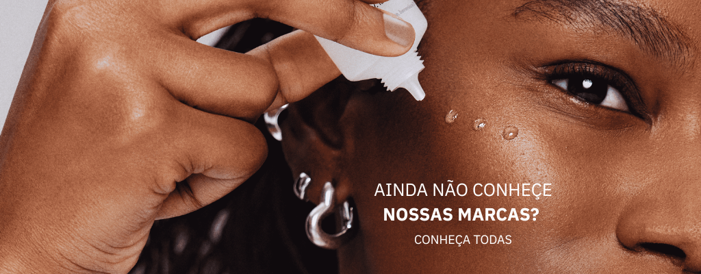 Pessoa aplicando gotas de skincare no rosto; texto em português convida a conhecer todas as marcas do portfólio.