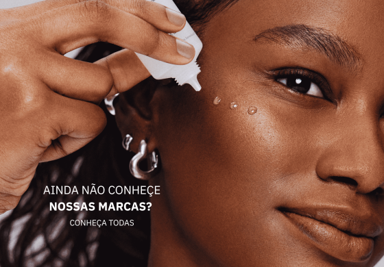 Pessoa aplicando gotas de skincare no rosto; texto em português convida a conhecer todas as marcas do portfólio.