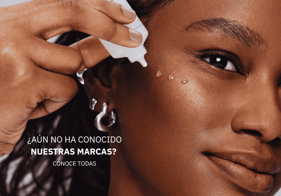 Persona aplicando gotas de skincare en la cara; texto en español invita a conocer todas las marcas del portafolio.