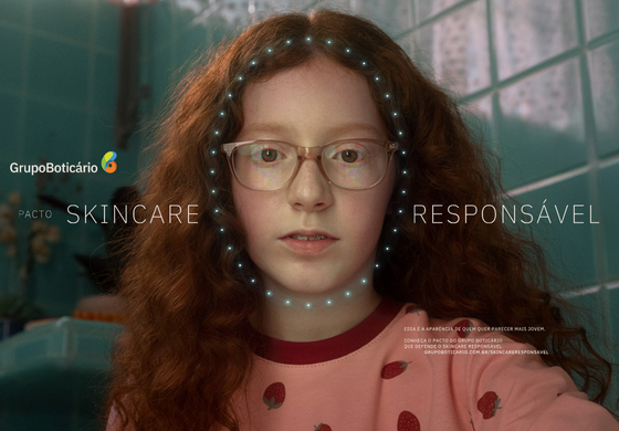 Close do rosto de uma menina ruiva com óculos, cercado por um gráfico digital circular de pontos luminosos. Ao lado, os dizeres "Pacto Skincare Responsável" e o logotipo do Grupo Boticário.