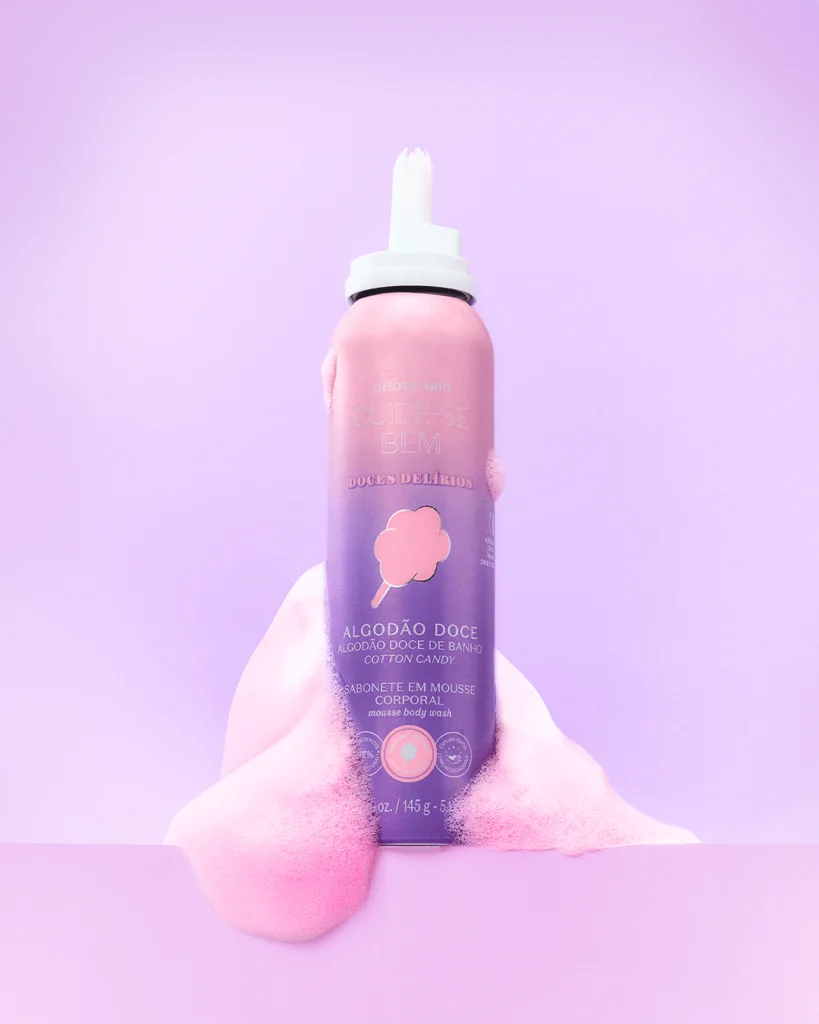 Uma fotografia exibe o produto "Sabonete em Mousse Corporal" da linha "Cuide-se Bem Doces Delírios", de O Boticário.