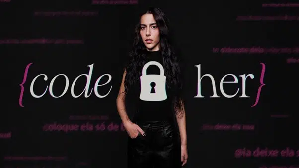 Imagem mostra Marina Sena ao fundo e o texto "Code Her" a frente.