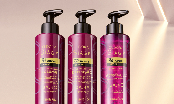 Uma imagem publicitária exibe três frascos cilíndricos de produtos capilares da linha "Eudora Siàge Pro Chronology Curvas", alinhados verticalmente lado a lado sobre uma superfície branca e plana. Os frascos possuem um tom roxo-escuro metálico e são finalizados com válvulas de bomba (pump) na cor preta.