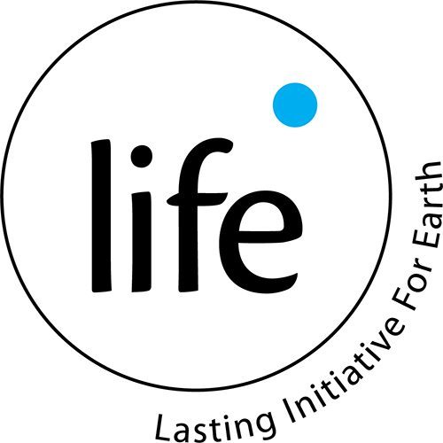 Na imagem, há a logomarca do Instituto Life - Lasting Initiative for Earth.