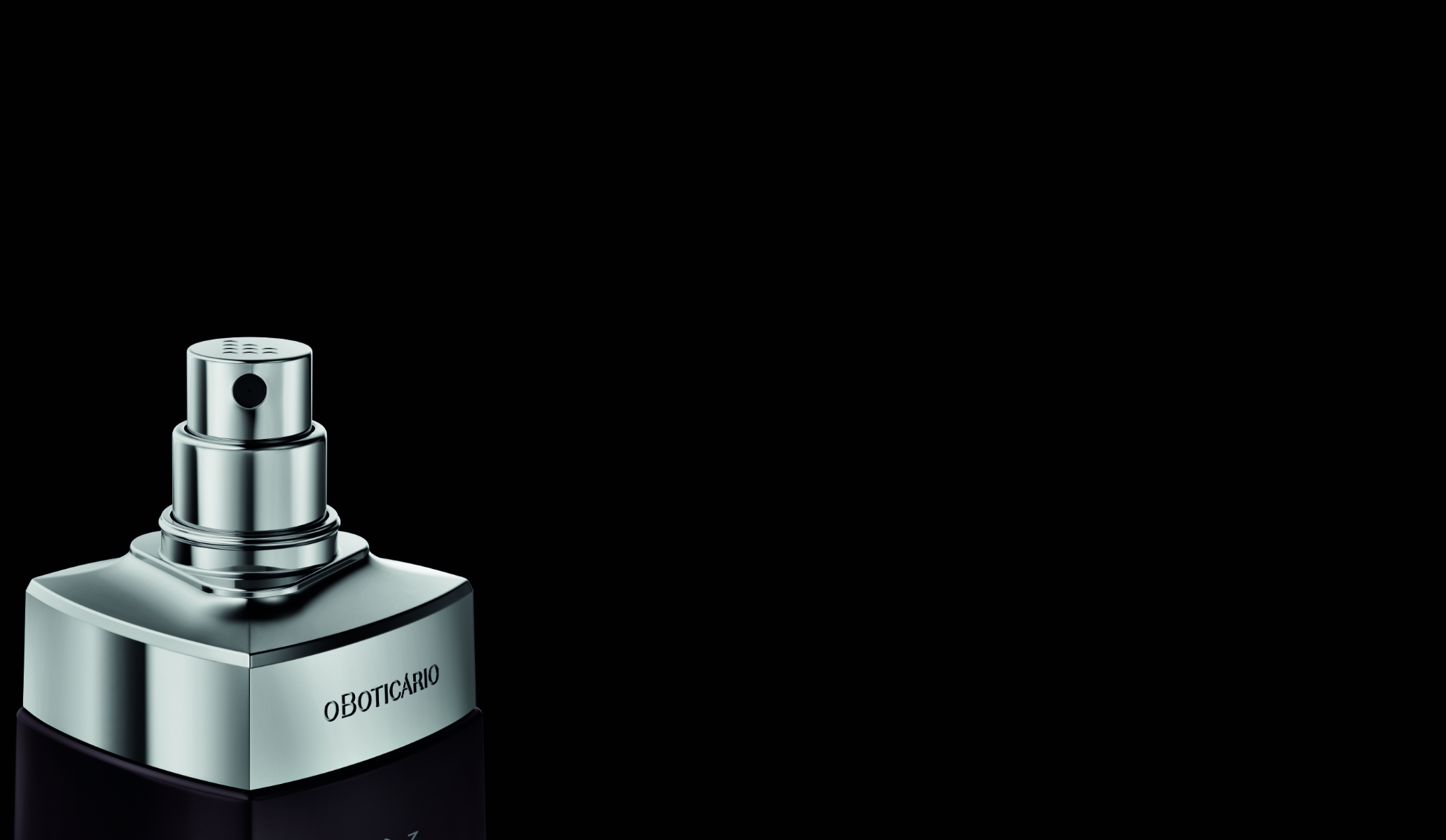 Uma fotografia em plano detalhado e com enquadramento descentralizado destaca a parte superior de um frasco de perfume masculino, posicionado no canto inferior esquerdo contra um fundo liso e minimalista em tom cinza-escuro. O frasco possui ombros robustos de metal prateado polido e espelhado com acabamento geométrico, onde se nota a marca "O Boticário" gravada discretamente em letras maiúsculas pretas na lateral.