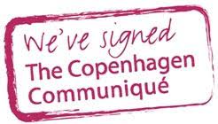 Na imagem, há a fotografia de um selo nas cores branco e rosa com o texto: “We’ve signed the Copenhagen Communiqué”.