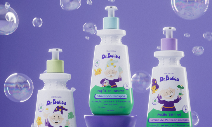 Uma imagem publicitária infantil exibe três frascos brancos de produtos capilares da linha "Dr. Botica", de O Boticário, dispostos simetricamente contra um fundo lilás decorado com bolhas de sabão translúcidas e flutuantes. Os frascos possuem um formato lúdico que remete a frascos de poções, com pequenas esferas em relevo no gargalo.